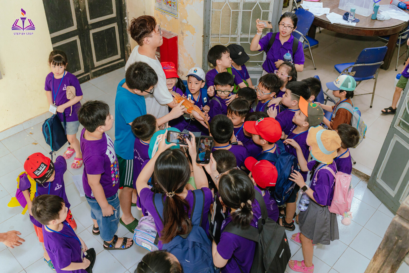 Các bạn nhỏ hào hứng với những loài sinh vật
