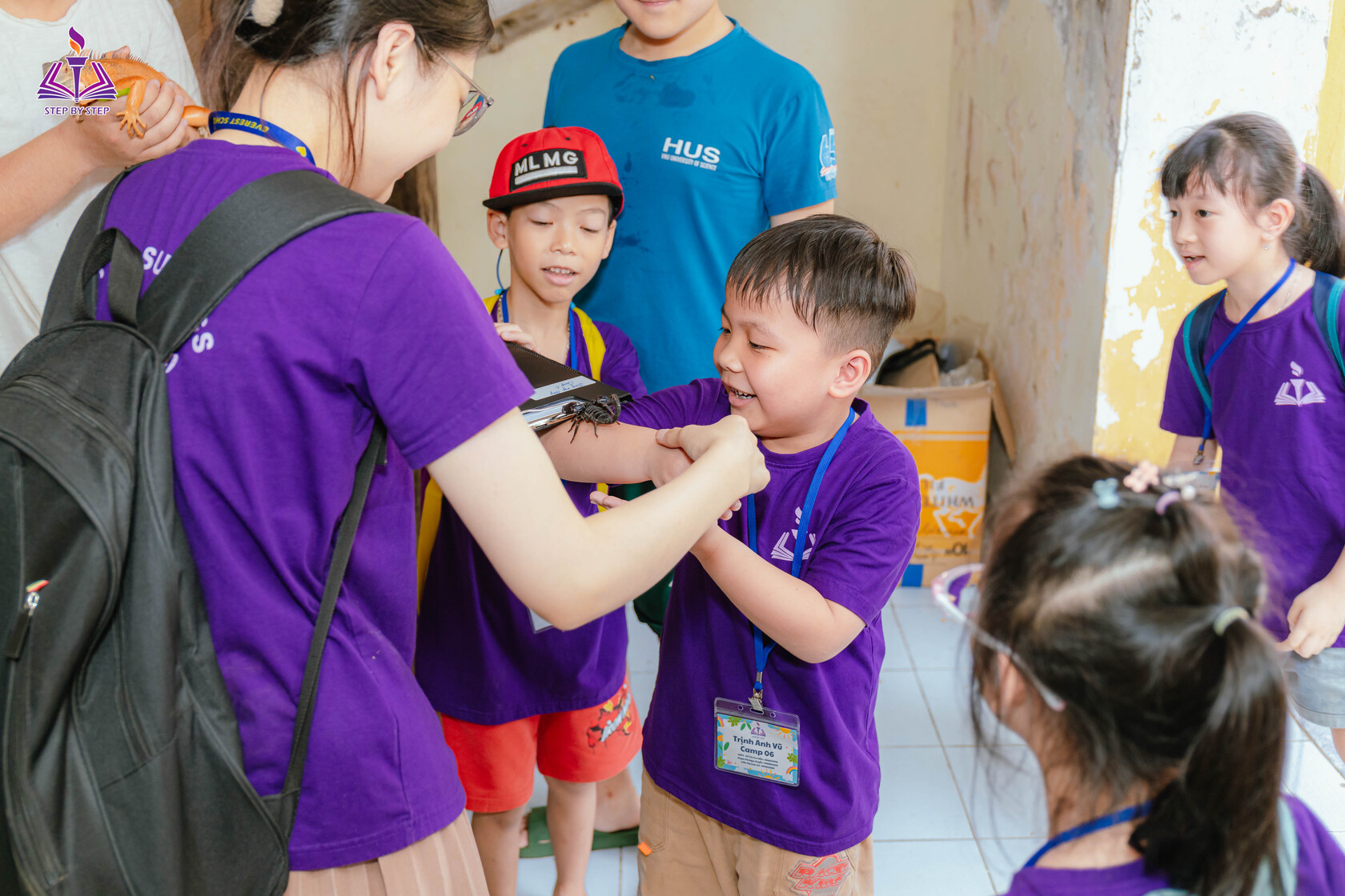 Các bạn nhỏ hào hứng với những loài sinh vật
