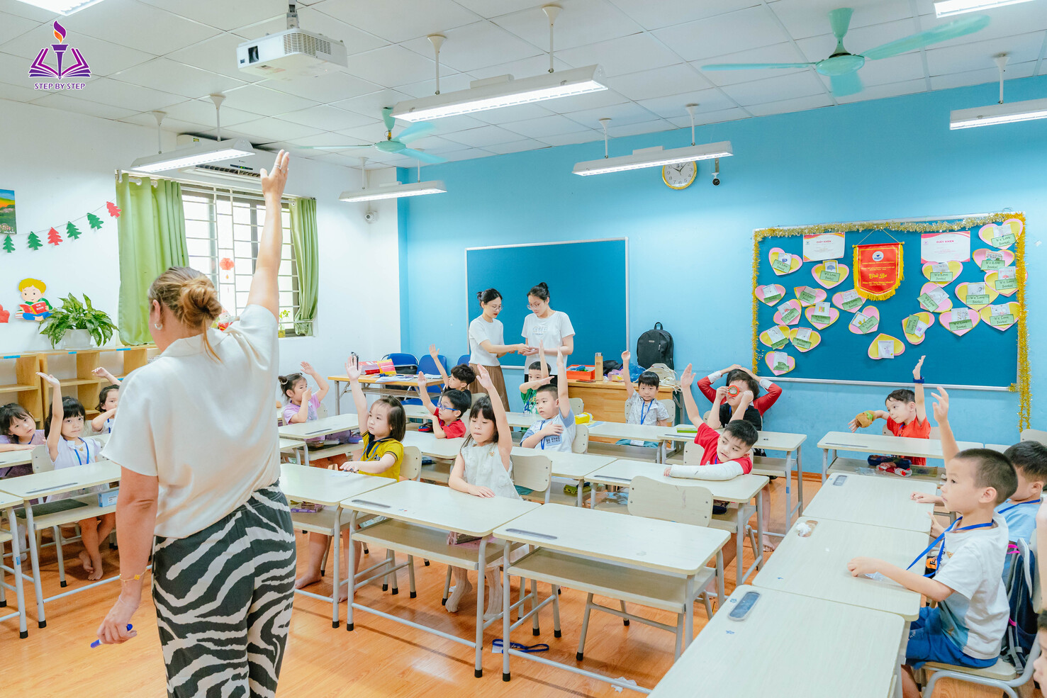 Hình ảnh hăng hái tham gia bài học
