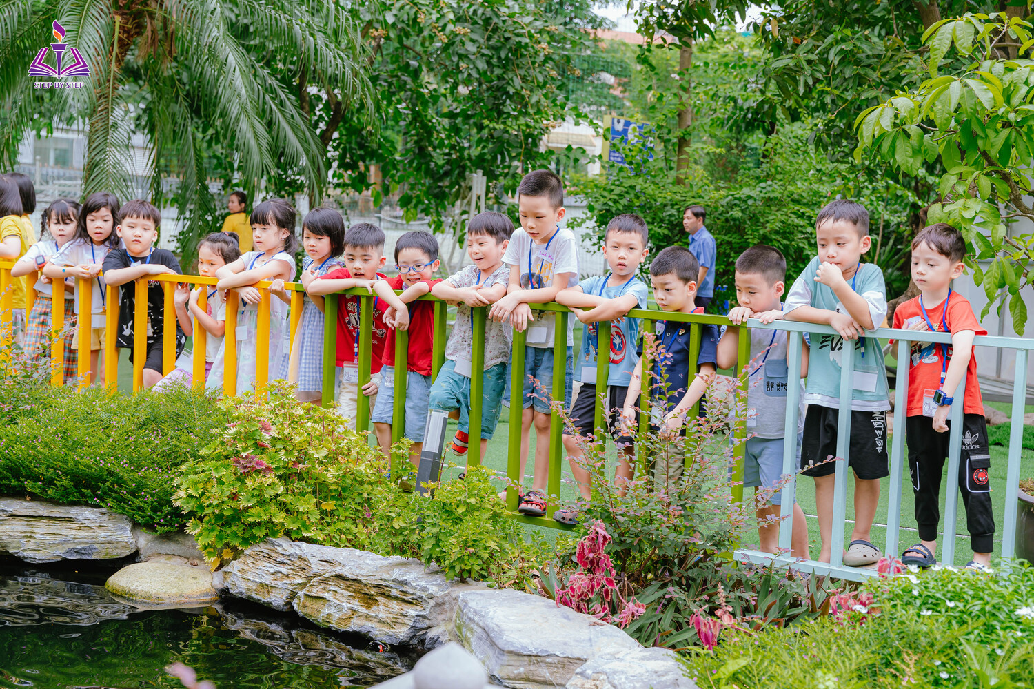 Dạo quanh trường cùng bè bạn thật thích