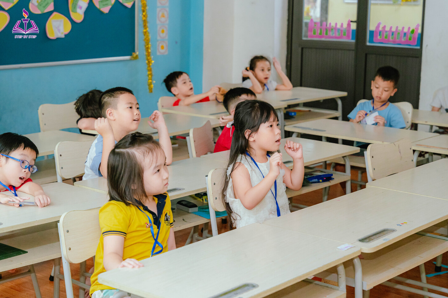 Các con chăm chú với những bài học mới